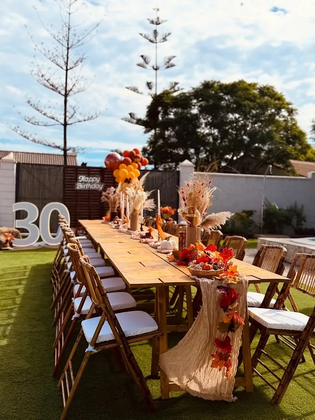 Montaje completo de cumpleaños al aire libre con mesa y decoración en Málaga