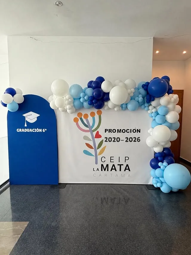Photocall de graduación con paneles y guirnalda de globos azules en Málaga