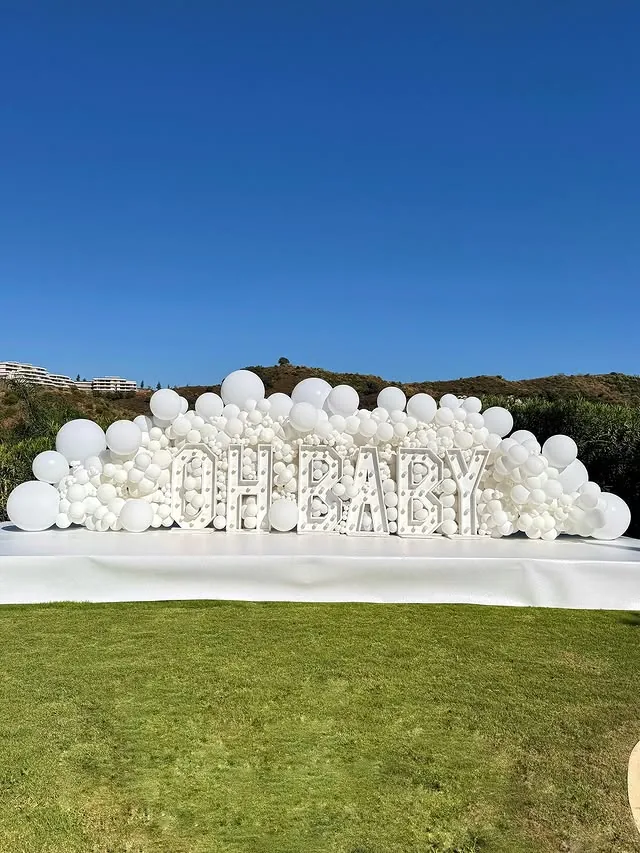 Composición orgánica de globos blancos para una celebración al aire libre en Málaga