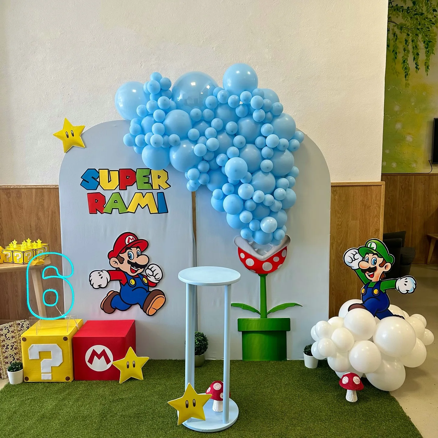 Decoración temática de cumpleaños con paneles y globos en Málaga