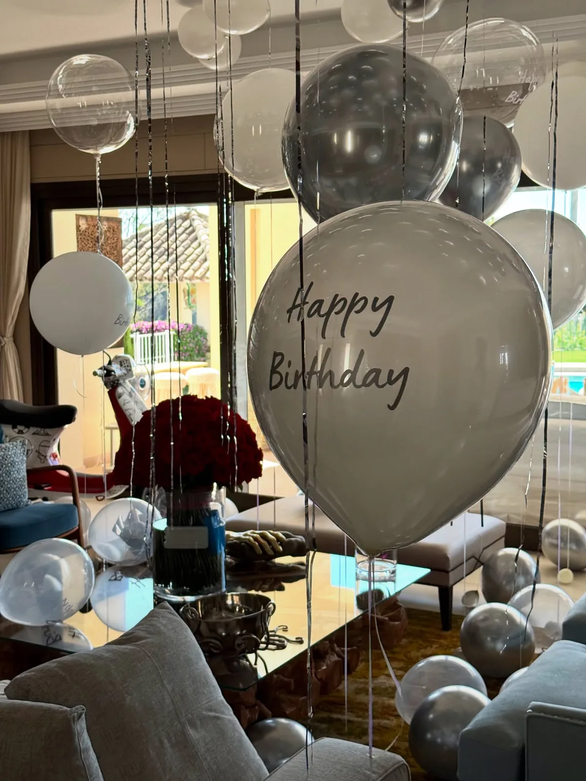 Globo gigante y decoración sorpresa de cumpleaños en un salón de Málaga