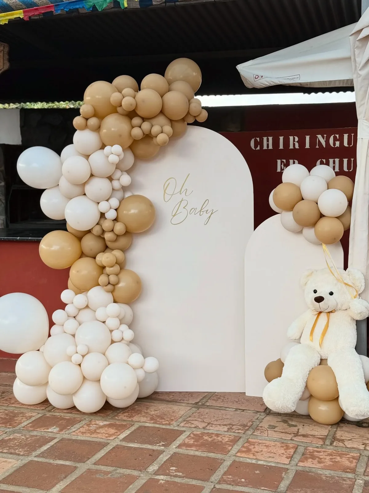 Arco de globos beige y blanco para baby shower en Málaga