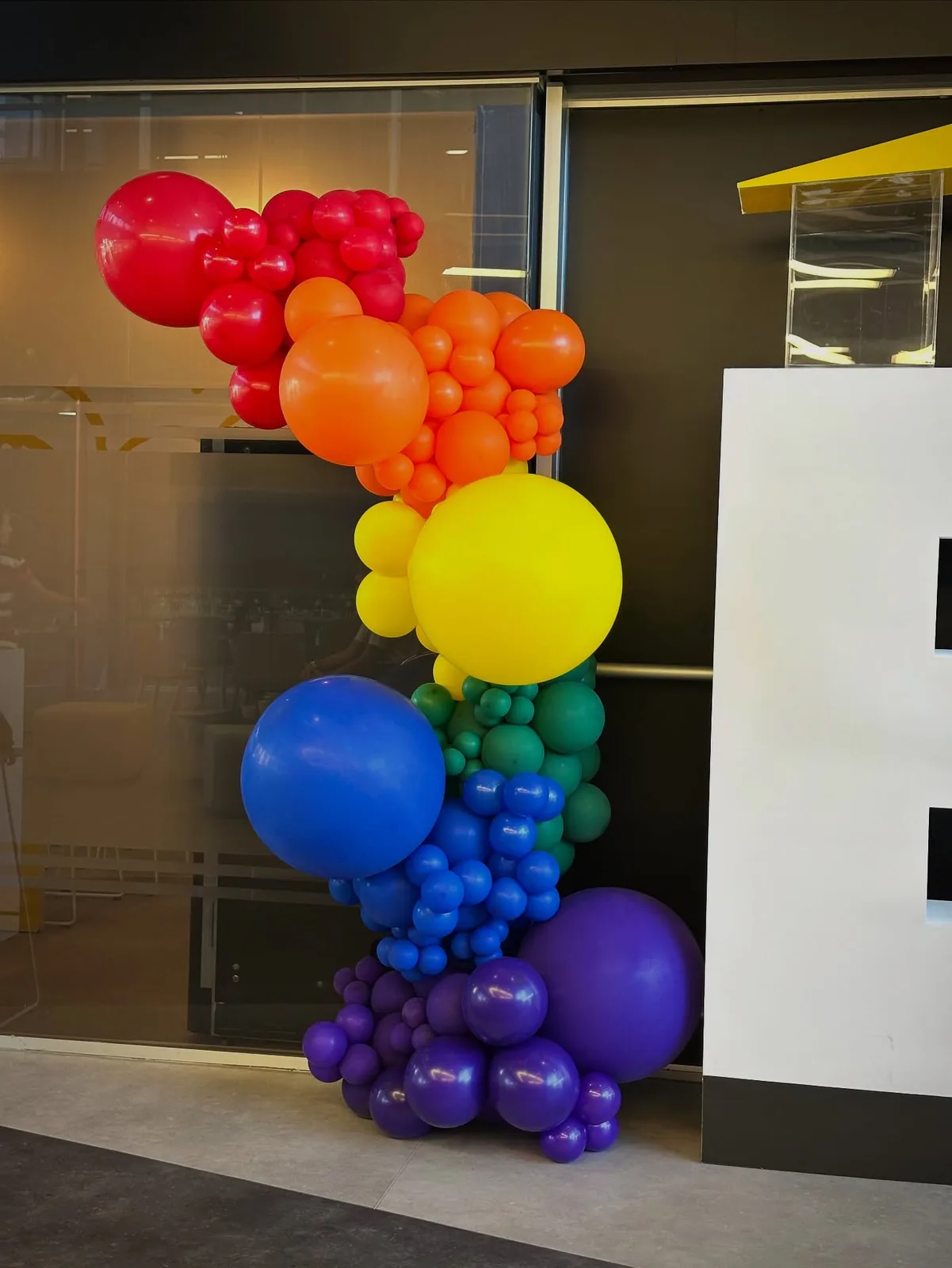 Columna de globos arcoíris para evento corporativo en Málaga