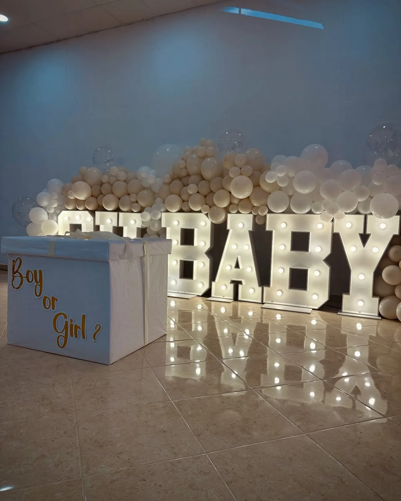 Mesa decorada y photocall Oh Baby con letras luminosas en Málaga