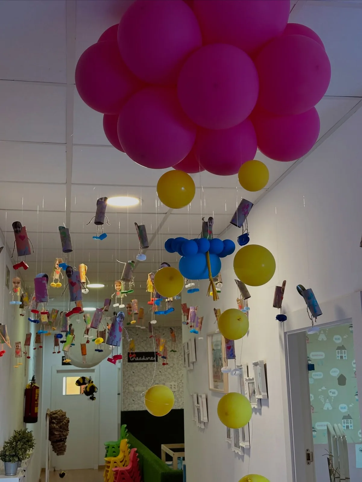 Instalación de globos de colores suspendidos para un evento en Málaga