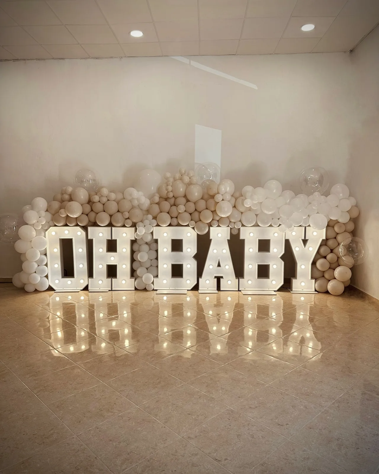 Photocall Oh Baby iluminado con globos en tonos neutros en Málaga