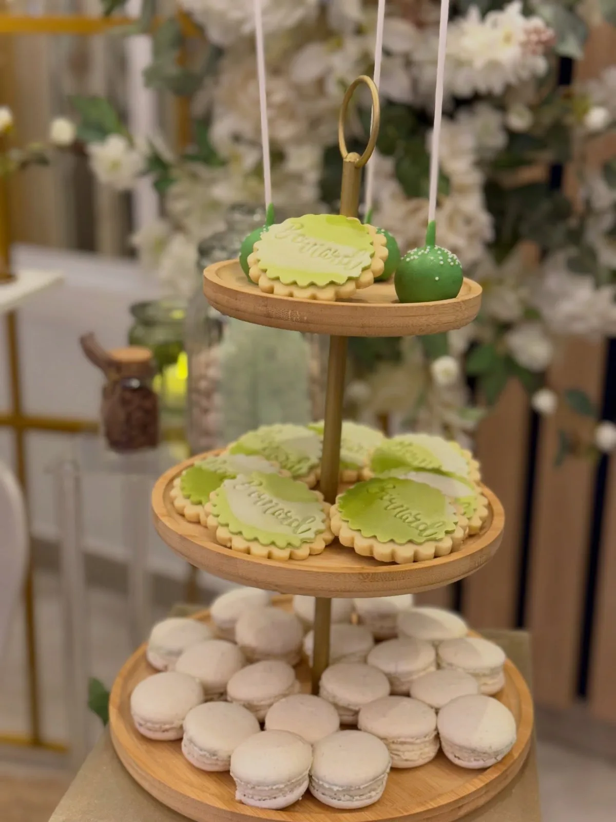 Detalle de dulces y macarons verdes en una comunión en Málaga