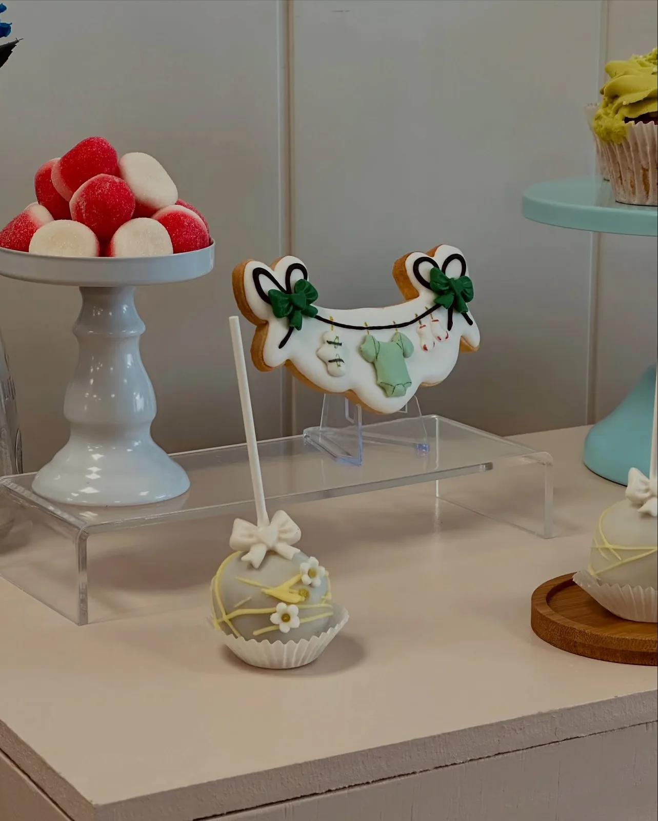 Detalle de mesa dulce de baby shower con golosinas y decoración en Málaga