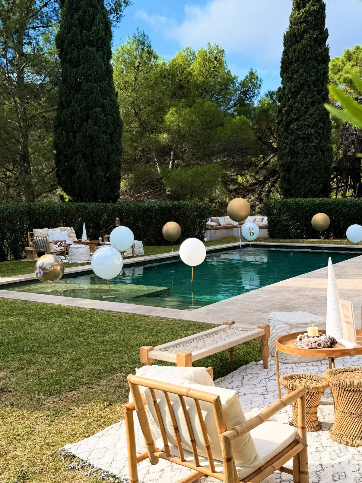 Mesa dulce exterior junto a una piscina para evento temático en Málaga