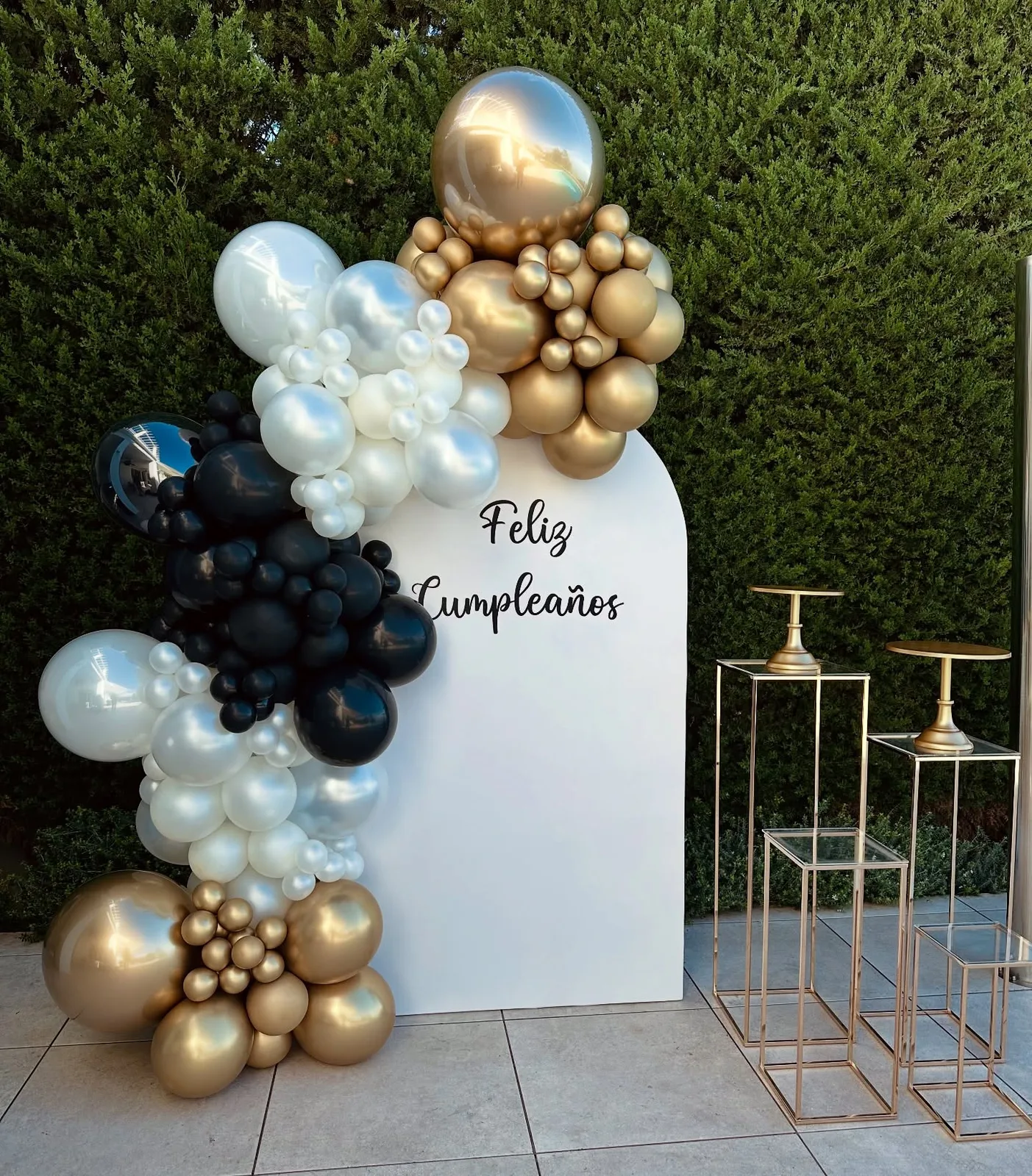 Photocall de cumpleaños en negro, blanco y dorado en Málaga