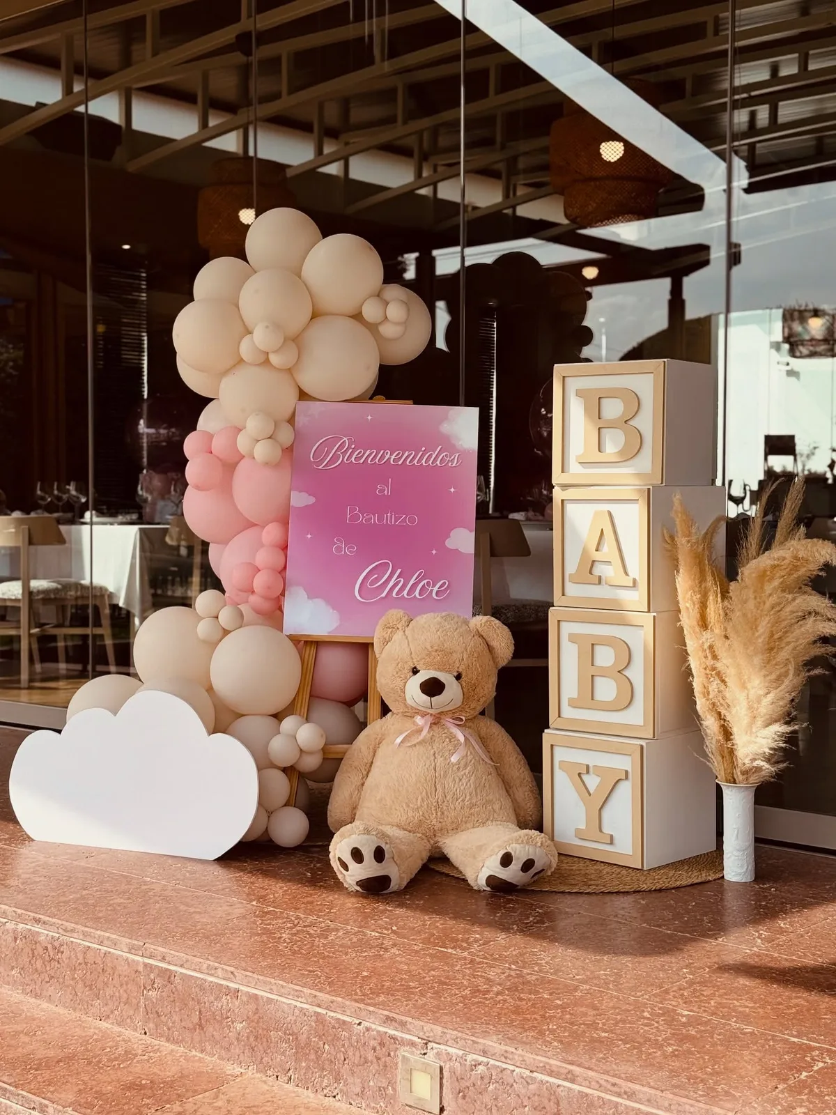 Photocall de baby shower con globos rosas y bloques decorativos en Málaga