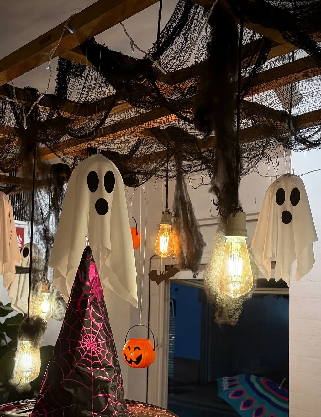 Decoración temática de Halloween con fantasmas y luces para un evento en Málaga