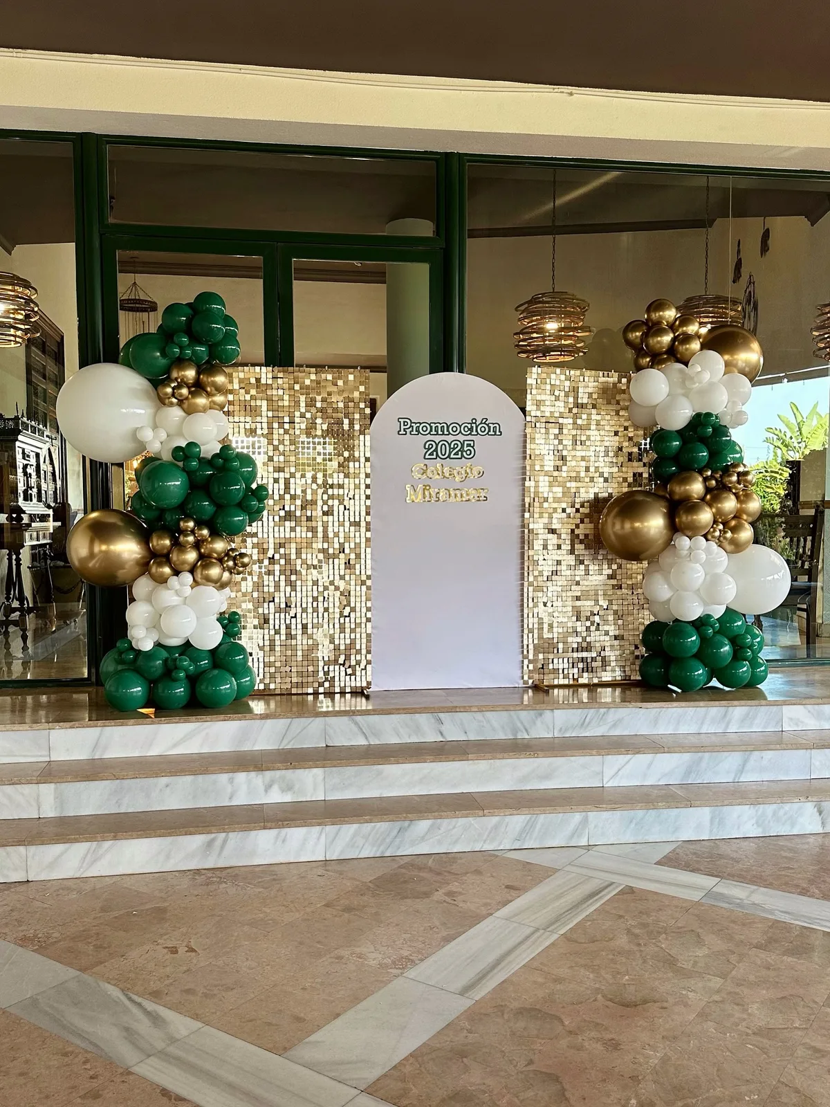 Photocall corporativo en verde, blanco y dorado en Málaga