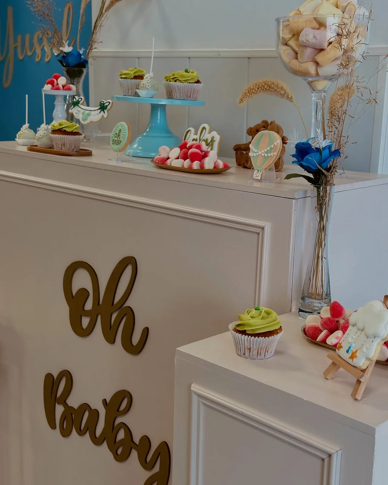 Mesa dulce Oh Baby en tonos blanco y azul en Málaga