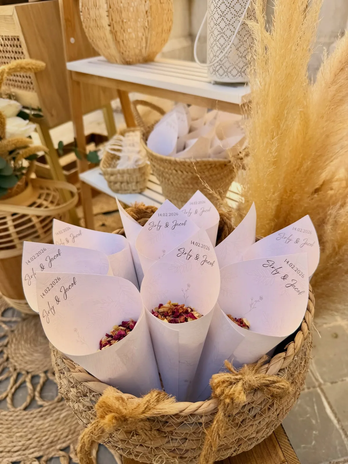 Conos de pétalos preparados como detalle para una boda en Málaga