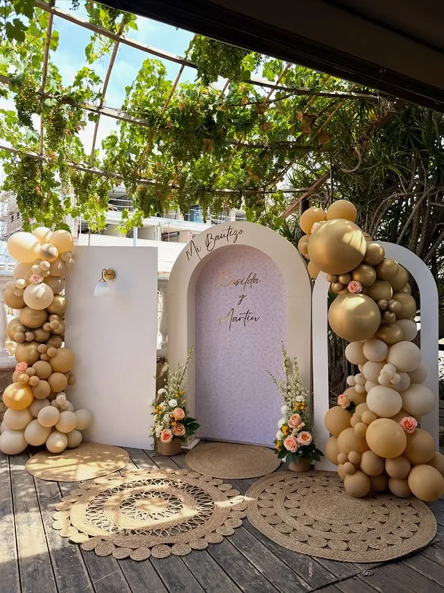Decoración de bautizo con globos y flores naturales en Málaga