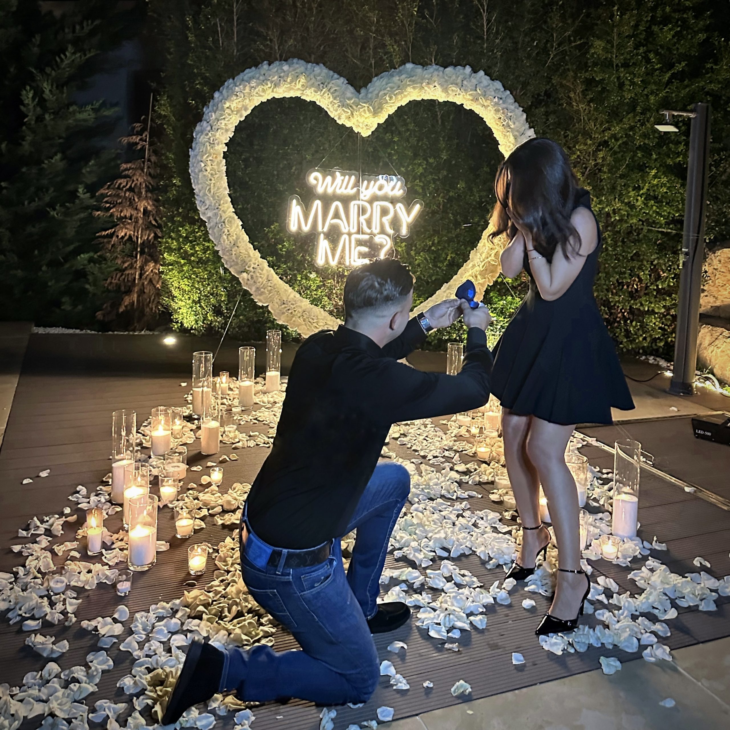 Decoración romántica para pedida de mano en Málaga